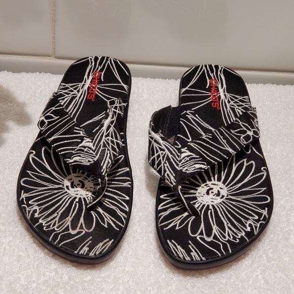 CHICO'S Black and White Floral Thong Flip Flops - Picture 1 of 5